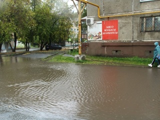 Воду вывозят автоцистернами. В городах Челябинской области из-за сильного дождя затопило дороги