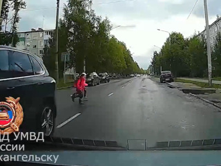 Две девочки попали под колеса машины по пути из школы в Архангельске