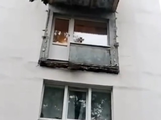 Балкон четырехэтажки рухнул с людьми на Сахалине