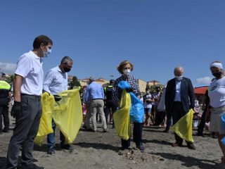 Испанская королева приняла участие в уборке пляжа
