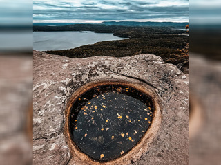 Идеальный круг. Туристы сфотографировали необычные лунки в горах Урала
