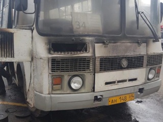 Пассажирский автобус загорелся в Торжке
