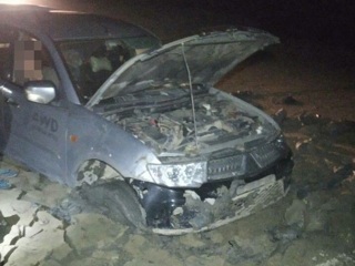 В Крыму автомобиль туристов застрял в пересохшем озере