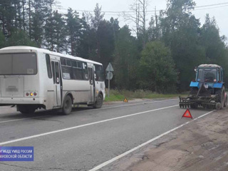 На ивановской трассе трактор столкнулся с пассажирским автобусом