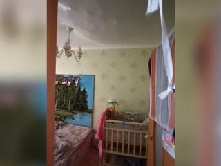 Повис над кроваткой младенца. В Челябинской области в жилом доме обрушился потолок