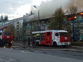 Подъезд заброшенного здания рухнул во время пожара в Новосибирске