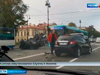 На Васильевском острове водитель уснул на рулем и врезался в машины