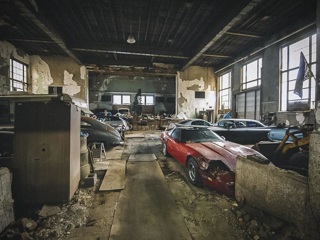 В заброшенной школе нашли коллекционные автомобили