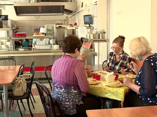 Бабушки проверят, как кормят алтайских школьников