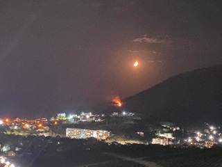 В Новороссийске ночью пожарные тушили возгорание на горе Колдун