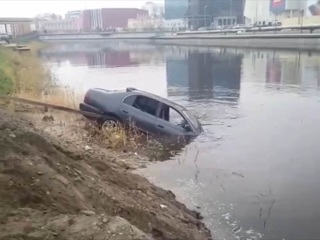 В Якутске два человека утонули в собственном автомобиле