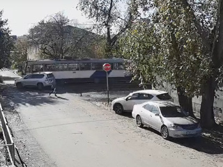 Трамвай и внедорожник столкнулись в Барнауле. Видео