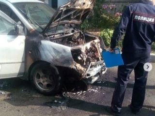 Автомобиль взорвался в дворе жилого дома в Большом Камне