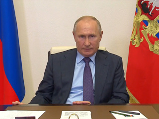 Путин поручил запретить вывоз из страны необработанных лесоматериалов