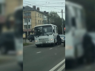 Автобус потерял колеса в центре Смоленска