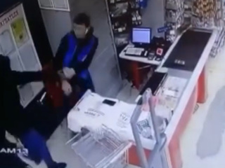 Продавец магазина отбился подручным товаром от грабителей с ножом. Видео