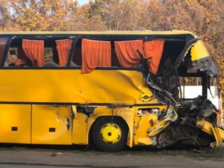Появилось видео с места столкновения автобуса и грузовика дорожников под Самарой