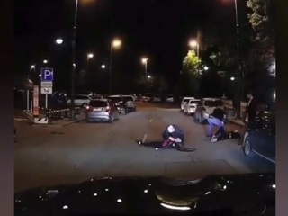 Девушку избили посреди проезжей части во Владивостоке