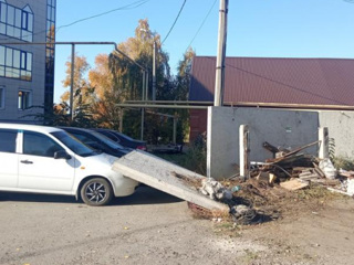 В Сызрани бетонная плита рухнула сразу на два автомобиля