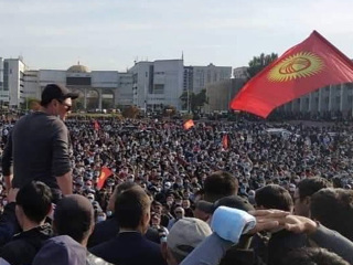 В Бишкеке недовольные итогами выборов пытаются прорваться в Белый дом