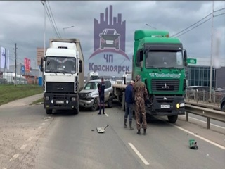 ДТП на въезде в Красноярск парализовало движение