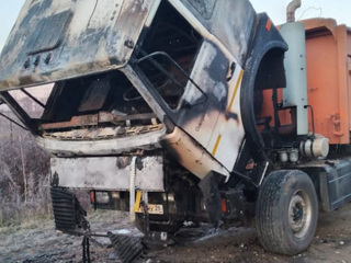 Пожарные успели потушить грузовик с 32 тоннами пшеницы на трассе в Завитинском районе