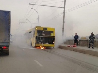 В Новосибирске пассажирский автобус загорелся на Димитровском мосту