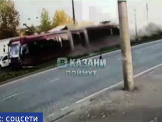 В Казани трамвай на полной скорости сошел с рельсов и устроил массовое ДТП