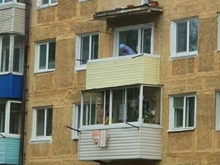 Курение убивает: два человека рухнули с 4-го этажа вместе с перилами от балкона