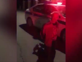 Пьяный мужчина напал на полицейских, а потом обвинил их в жестоком избиении. Видео