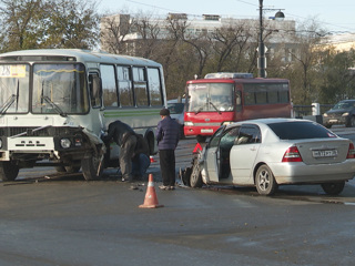 В Иркутске автобус столкнулся с легковым автомобилем