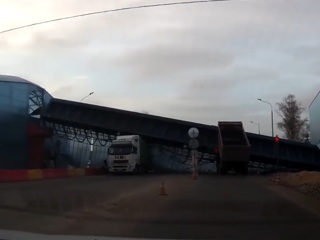 Появилось полное видео столкновения грузовика с мостом в Любани