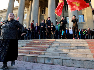 Переговоры об отставке президента Киргизии зашли в тупик, митинги вспыхнули с новой силой
