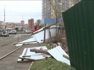По Красноярску пролетел ураганный ветер: сорваны крыши и повалены заборы