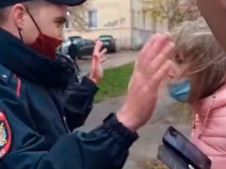 Полиция прокомментировала грубое задержание девушки без маски