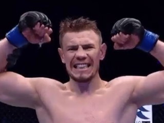 Россиянин Гришин добился первой победы в UFC в скандальном бою против Антигулова