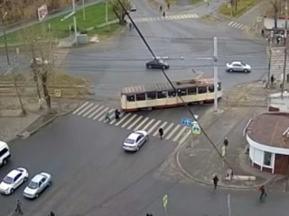 "Дрифтующий" трамвай едва не сбил пешехода в Челябинске