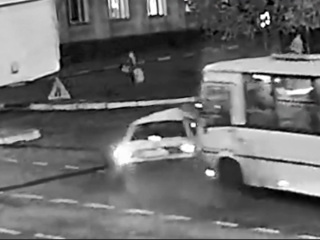 В Белгороде пассажирский автобус смял подрезавшую его иномарку
