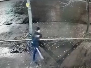 Бийский злодей, напавший с ножом на женщин, попал на видео