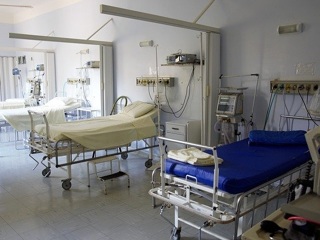 Временные ковид-госпитали могут открыть в торговых центрах и школах Барнаула