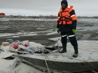 На Ямале в подтопленной заснеженной лодке нашли тела двоих мужчин