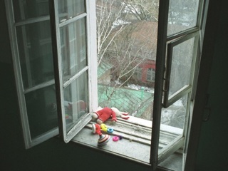 В Чебоксарах трехлетний ребенок выпал из окна многоэтажки