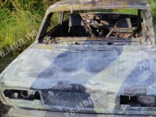 В Ярославле мужчина угнал автомобиль и сжег его в лесу, чтобы скрыть следы
