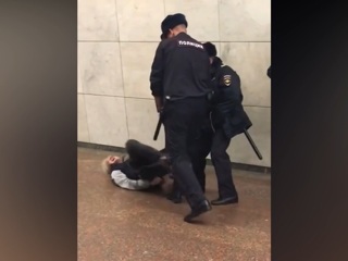 Выпивший пассажир превратил в шоу свое задержание на станции московского метро