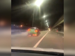 Пьяный водитель на BMW без колеса устроил искрометные гонки с полицией. Видео