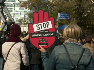 Поляки вышли на улицы из-за запрета абортов