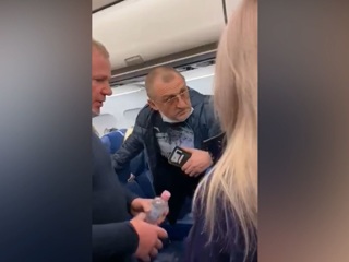 Летевший на Сахалин пассажир нашел "террористов" на борту самолета
