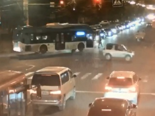 Мигрант за рулем автобуса насмерть переехал пешехода в Хабаровске. Видео