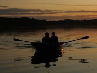 Тела двух запутавшихся в сетях рыбаков нашли на озере в Карелии