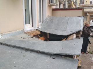 В Казани мужчина выпал с пятого этажа и пробил крышу подвала